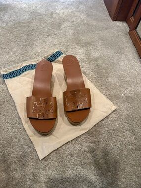 Tory Burch Tan Leather Logo Slide Mules. Size 9